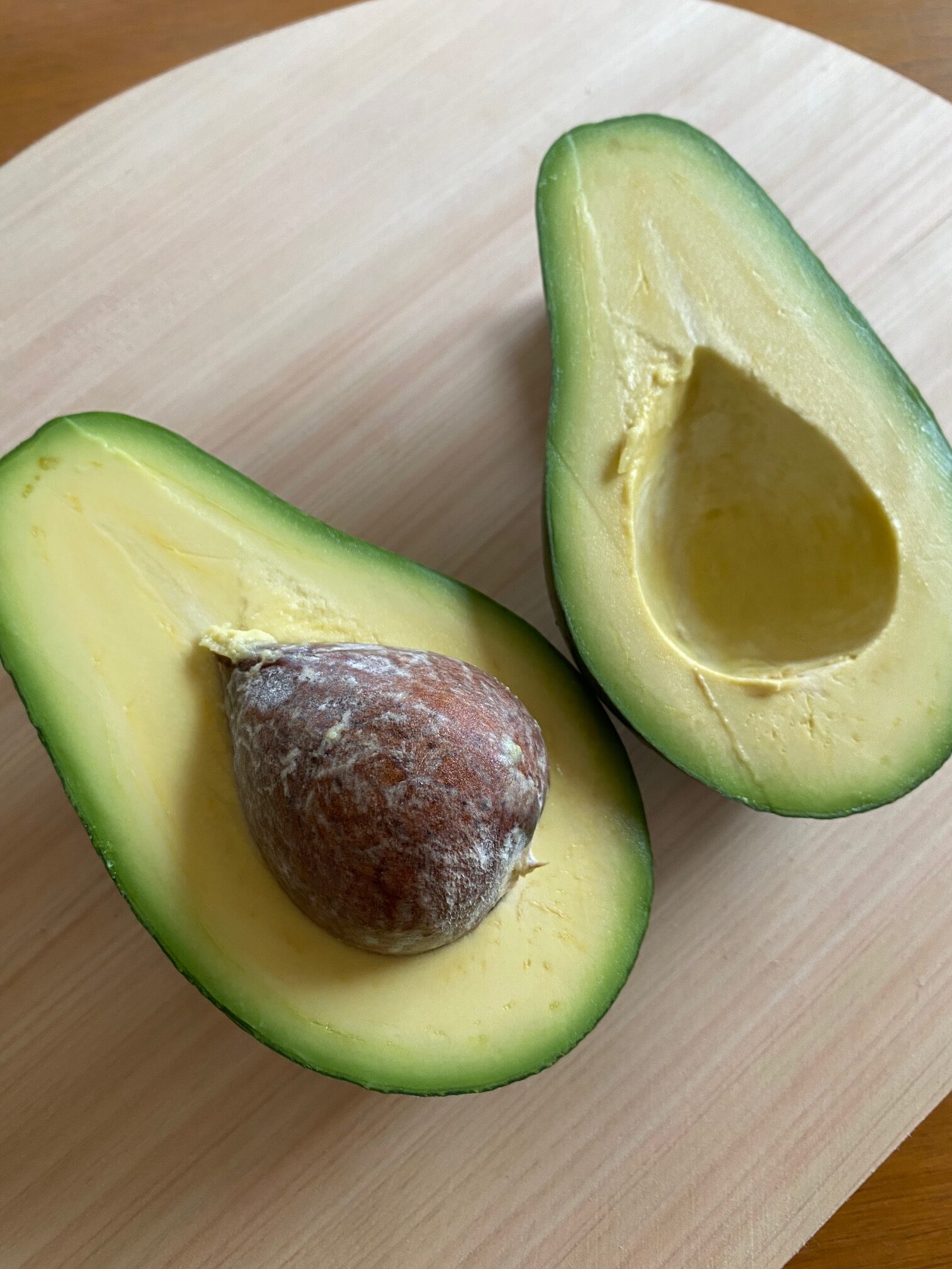 国産アボカドの食べ頃と見分け方